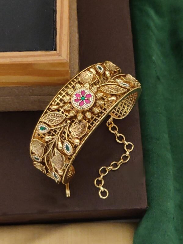 Singal Floral Chams Kada